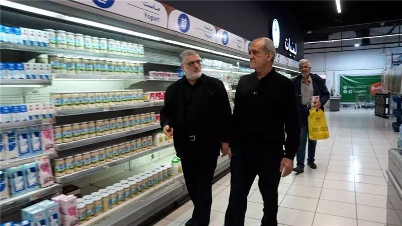 وسط القصف الجوي.. الرئيس الإيراني يتجول أحد المحال التجارية في طهران