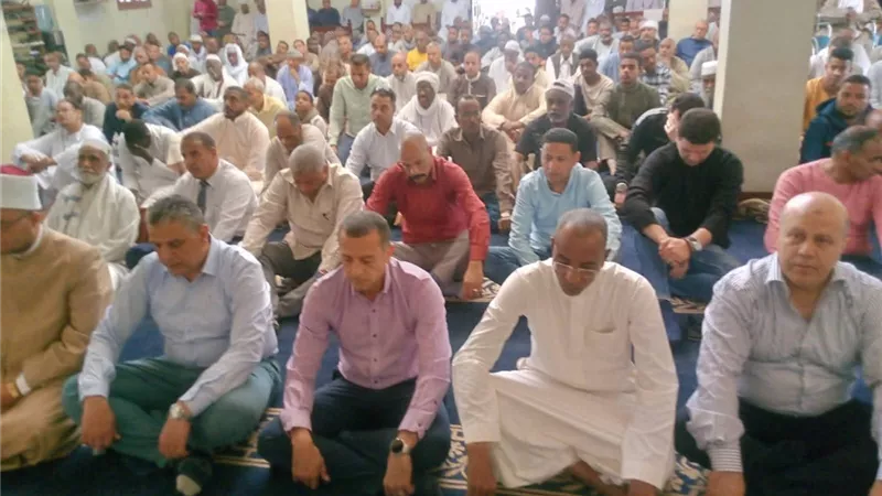 محافظ أسوان يؤدي صلاة الجمعة بمسجد المدينة بمركز نصر النوبة