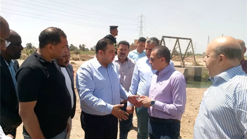 محافظ أسوان يتفقد أعمال رفع كفاءة الطريق الدائرى بلانة كلابشة 