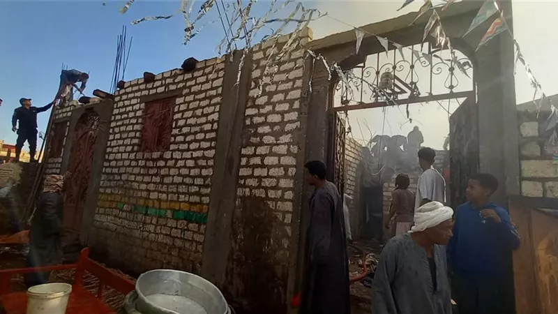 إصابة خمسة أشخاص إثر اختناقهم فى حريق منزل فى بهجورة شمال قنا 