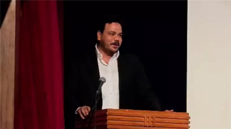 مصطفى غريب: 