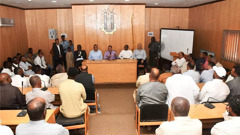 محافظ أسوان يعقد لقاء جماهيريا  مع أهالى نصر النوبة للإستماع إلى مطالبهم 