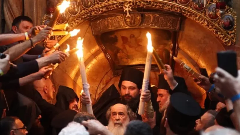 تسابق الزمن لوصول “النور المقدس” إلى اليونان رغم التوترات الإقليمية