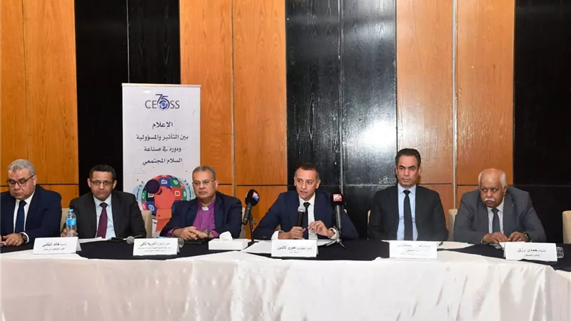 محافظ أسوان يناقش دور الإعلام في التأثير وصناعة السلام المجتمعي 