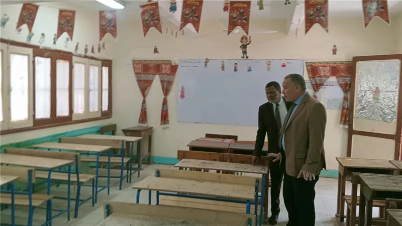 مدير تعليم أسيوط يواصل متابعة إزالة آثار العواصف بمدارس منفلوط
