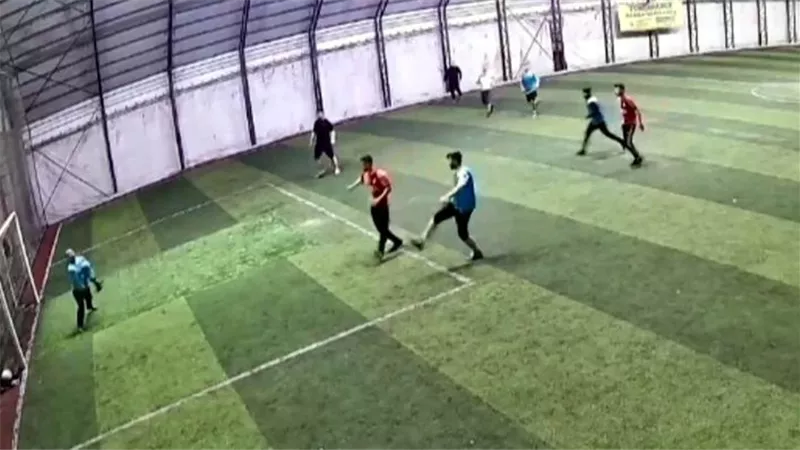 فيديو.. مصرع حارس مرمى تصدى لتسديدة بصدره في تركيا 