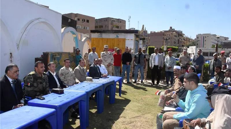 محافظ أسوان يشيد بدور القوات المسلحة في إنهاء إجراءات التجنيد لذوي الهمم 
