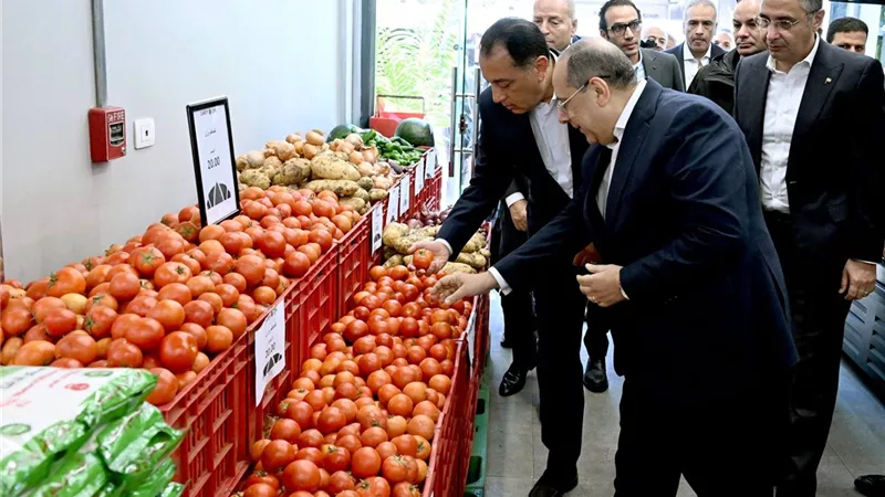 عقب جولته بسوق العبور.. رئيس الوزراء يتفقد فرع منفذ 