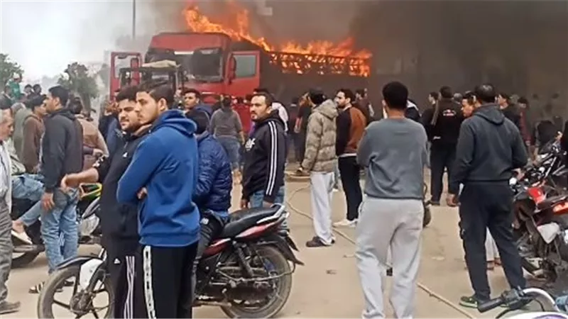 السيطرة على حريق نشب داخل سيارة محملة بالأقمشة بكرداسة