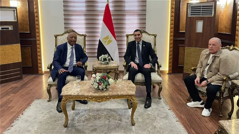 وزير الشباب والرياضة يستقبل موتسيبي رئيس الاتحاد الأفريقي لكرة القدم