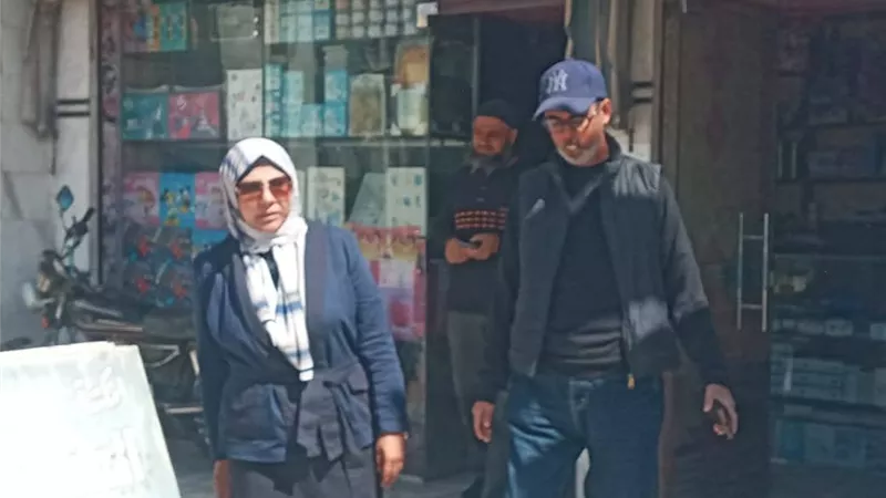 رئيس حي فيصل بالسويس تقود جولة ميدانية للتأكيد على تطبيق مواعيد الغلق 