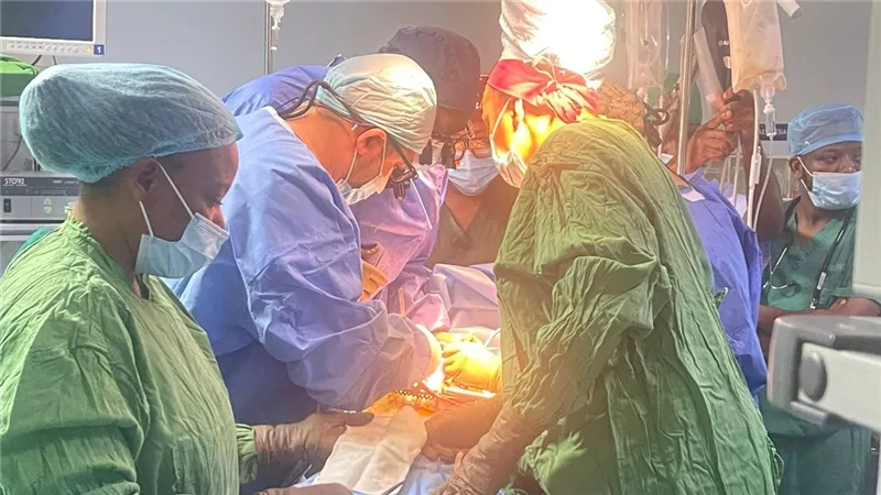 فريق طبي من جامعة المنصورة يجري جراحات قلب متقدمة في تنزانيا