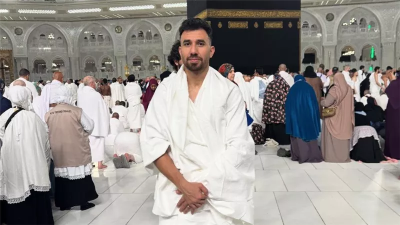 محمود تريزيجيه يؤدي مناسك العمرة بعد مباراة مصر والسعودية: «الحمدلله»