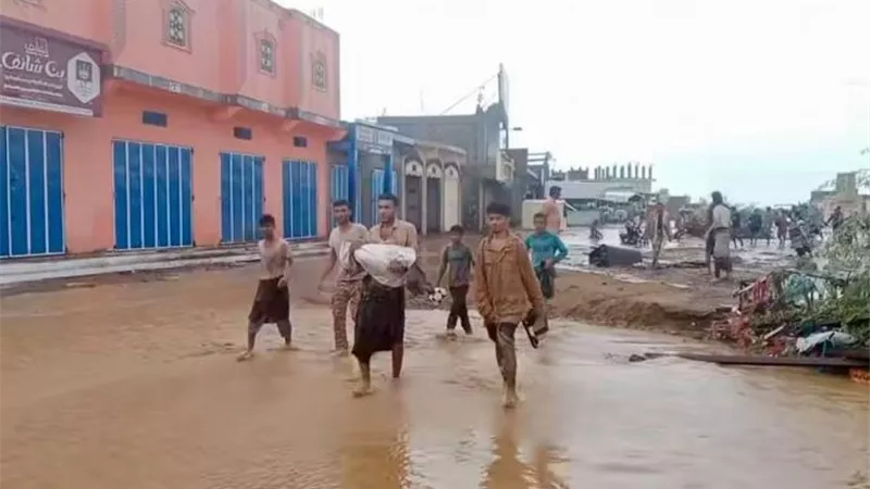 حصيلة ضحايا السيول في اليمن ترتفع إلى 22 شخصا.. وتضرر 1370 أسرة نازحة في الجوف