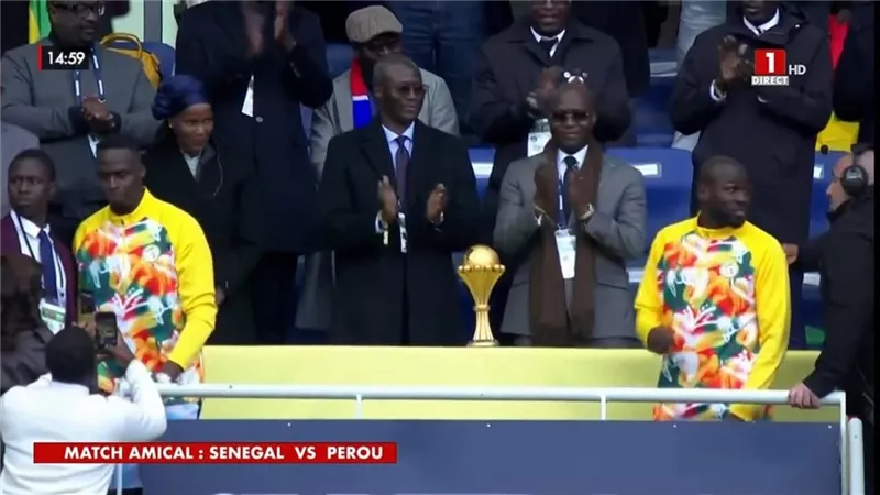 السنغال تتحدى الكاف .. التيرانجا يدخل مباراة بيرو محتفلاً بكأس أمم إفريقيا 