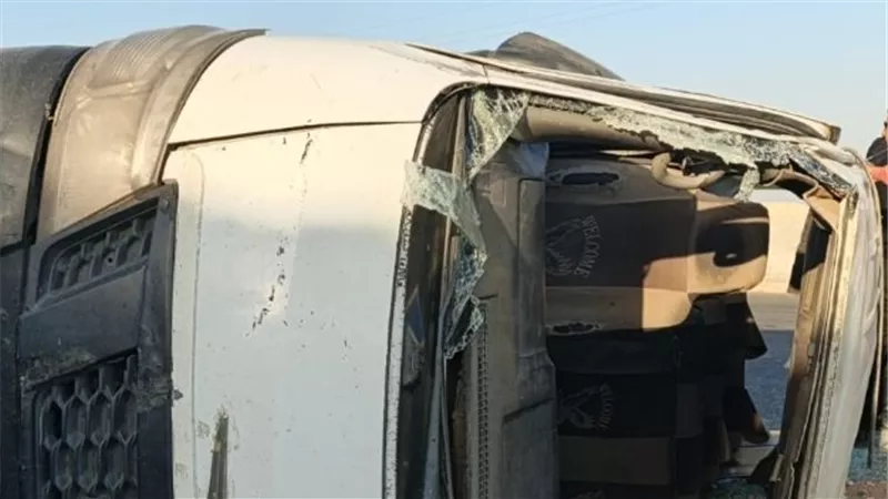 نجاة 12 راكبا من الموت في انقلاب ميكروباص بطريق نقادة – الأقصر