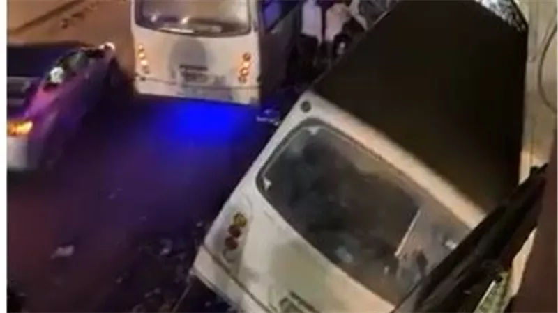دخل في البلكونة.. انقلاب أتوبيس أعلى نزلة كوبري أحمد عرابي بالجيزة