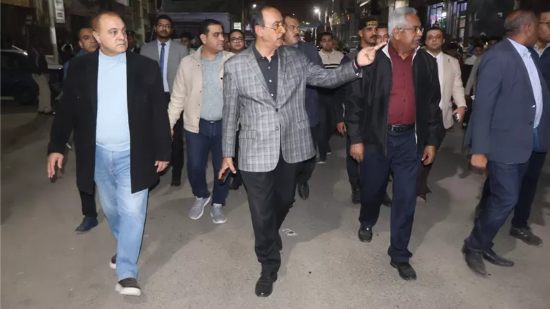 محافظ سوهاج يقود حملة ميدانية مسائية مكبرة لتنفيذ قرار غلق المحال ورفع الإشغال