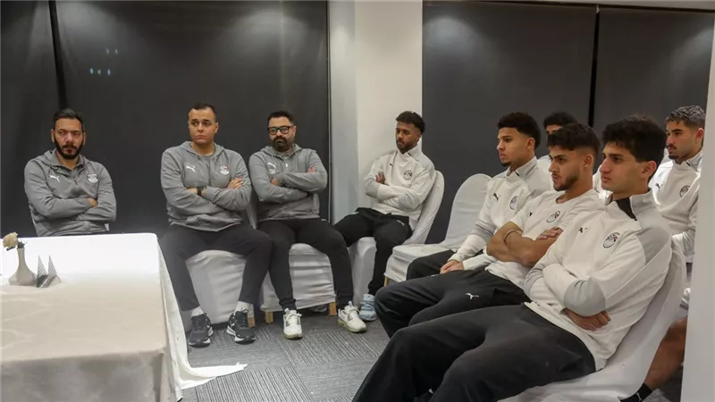 حمادة الشربيني يجتمع بلاعبي منتخب الشباب بعد ودية الجزائر