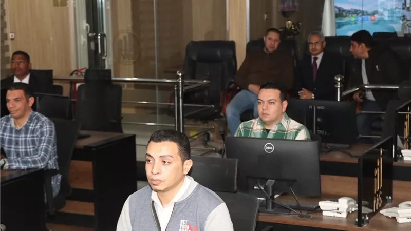 محافظ بني سويف يتابع من مركز السيطرة الالتزام بمواعيد غلق المحال والمنشآت 
