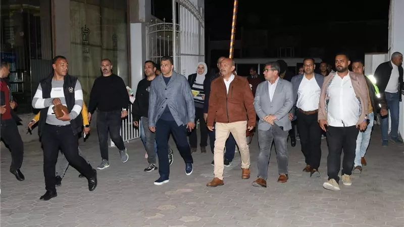 محافظ السويس يتابع تنفيذ قرار غلق المحال التاسعة مساء لمدة شهر كامل