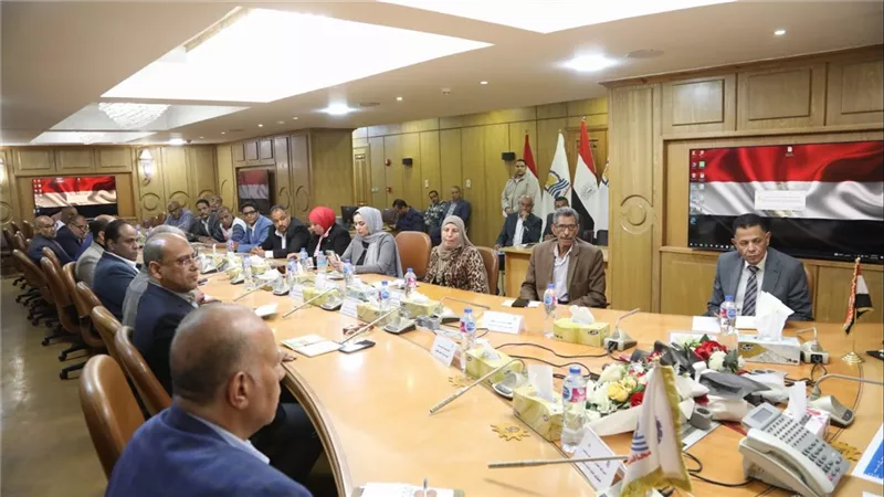   محافظ قنا: الارتقاء بالمستوى البيئي هدف استراتيجي في المرحلة المقبلة