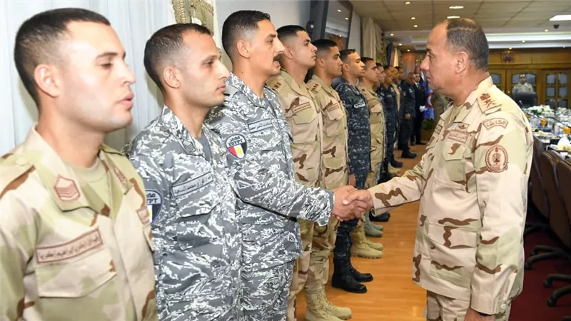 وزير الدفاع يلتقى عدداً من مقاتلي الأفرع الرئيسية للقوات المسلحة