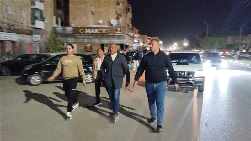 السكرتير العام لمحافظة الإسماعيلية يتابع تنفيذ قرار غلق المحال التجارية