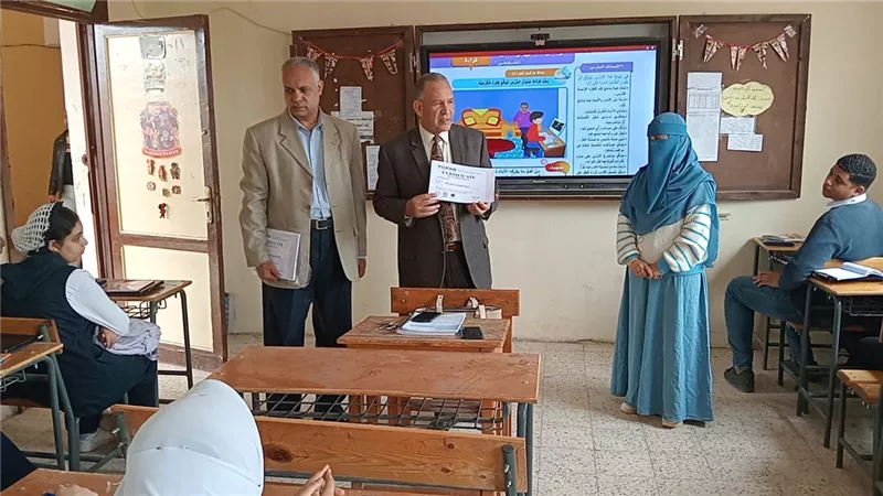جولة ميدانية لمدير تعليم أسيوط في مدارس صدفا وتكريم المتميزين