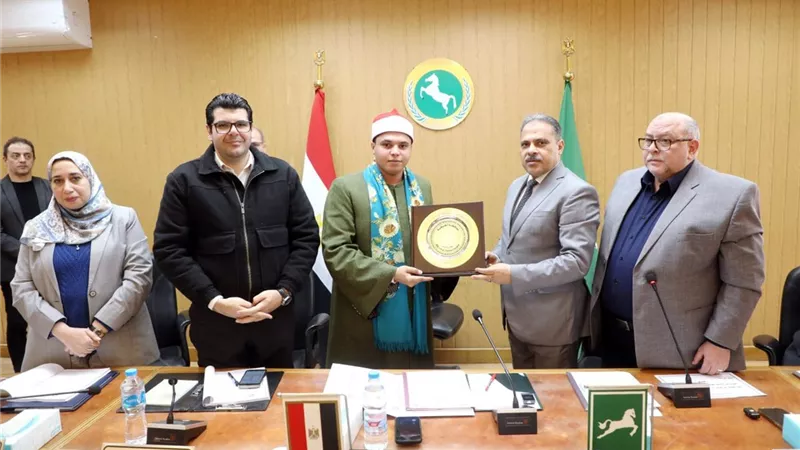 محافظ الشرقية يُكرم القارئ محمد كامل ابن مركز كفر صقر لفوزه فى “دولة التلاوة”