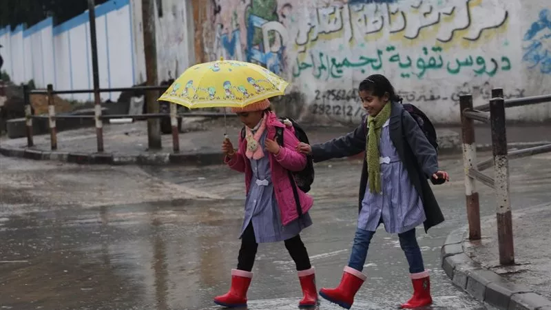 تباين آراء طلاب الجيزة بعد قرار تعطيل الدراسة لسوء الأحوال الجوية |فيديو