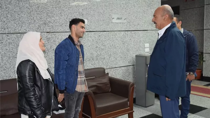 محافظ السويس يتابع العمل بالمركز التكنولوجي ويستجيب لطلب مواطن بمقابلته فورا