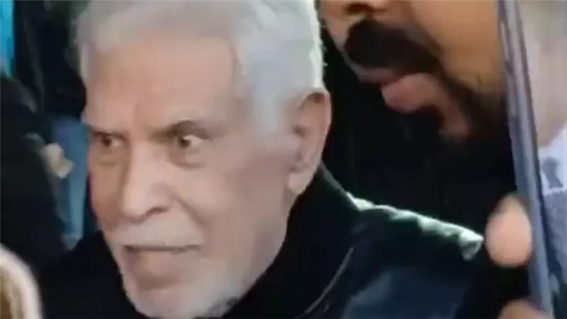 رغم مرضه الشديد.. حسن شحاتة يقدم واجب العزاء في شقيق فاروق جعفر 