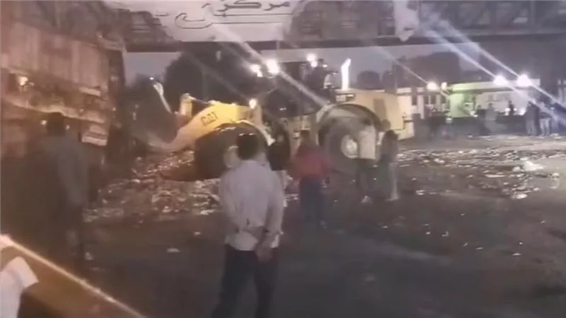 إزالة آثار حادث انقلاب سيارة محملة بالقمامة أعلى محور الأوتوستراد