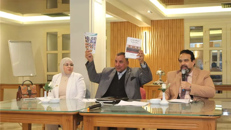 صالون سواسية الثقافي يحتفل بتوقيع النسخة الجديدة من كتاب «المحافظون» في السويس