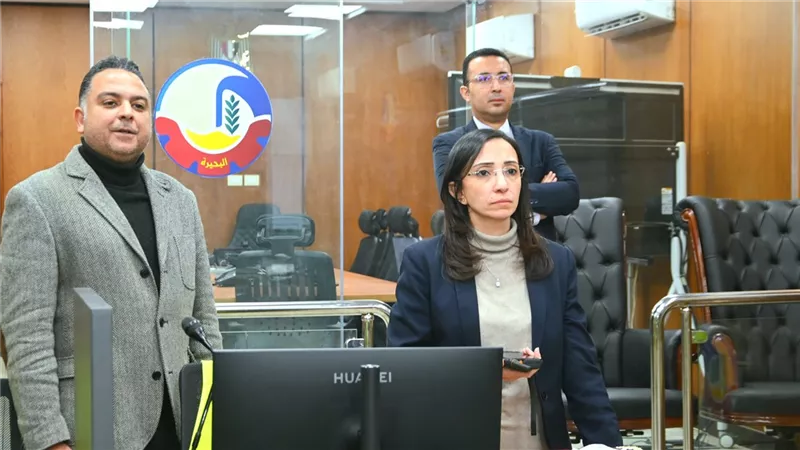 محافظ البحيرة تتابع التزام المحال بمواعيد الغلق من مركز السيطرة