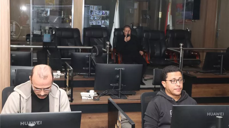 سكرتير عام بني سويف يتابع تنفيذ قرار غلق المحال من مركز السيطرة