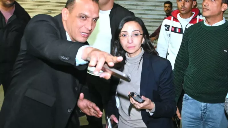 محافظ البحيرة تقود حملة مكبرة بشوارع دمنهور لمتابعة الالتزام بمواعيد الغلق