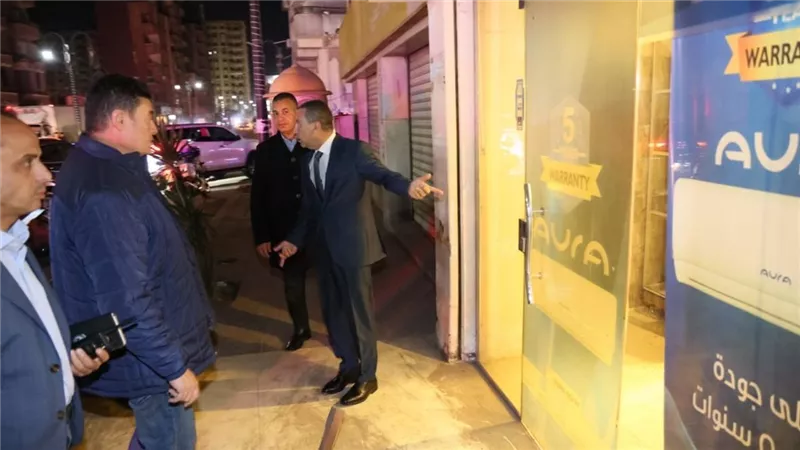 لمخالفتهم القوانين.. محافظ المنوفية يغلق محل إداري ويحيل رئيس حي للتحقيق 