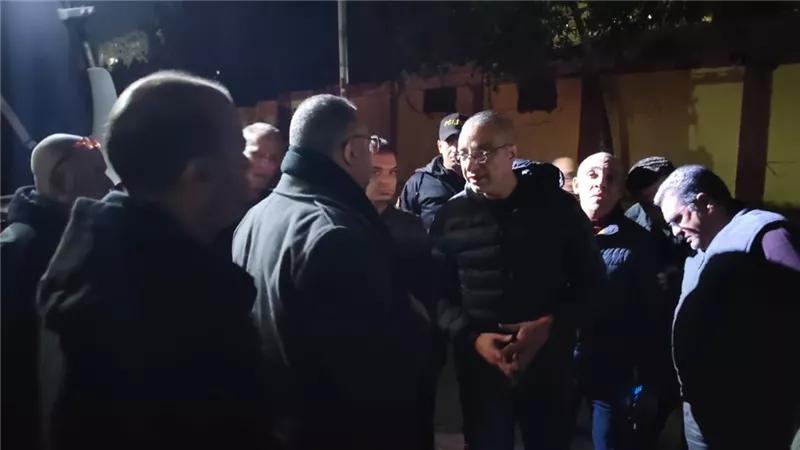 محافظ الجيزة يتابع حادث سقوط شرفتين بأحد العقارات بحى المنيرة 