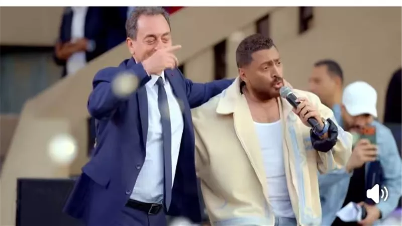 مكنش يعرفه .. تامر حسني يوجه الشكر لسفير فرنسا بعد رقصه معه في إحدى حفلاته