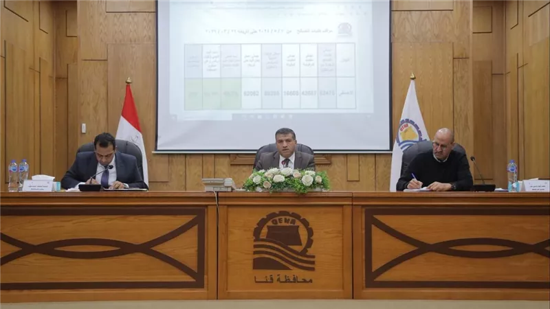 محافظ قنا: العمل «أون لاين» الأحد من كل أسبوع لمدة شهر