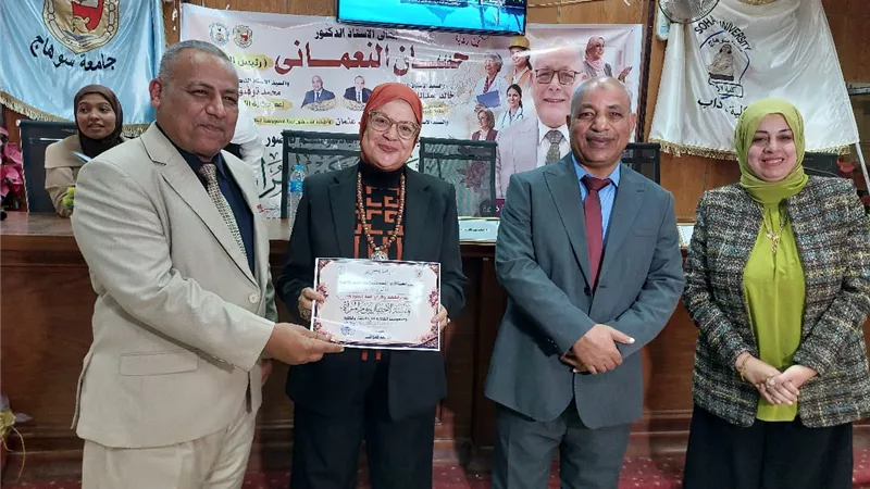 جامعة سوهاج تحتفي بالأمهات.. كلية الآداب تكرم 100 من منتسباتها |صور