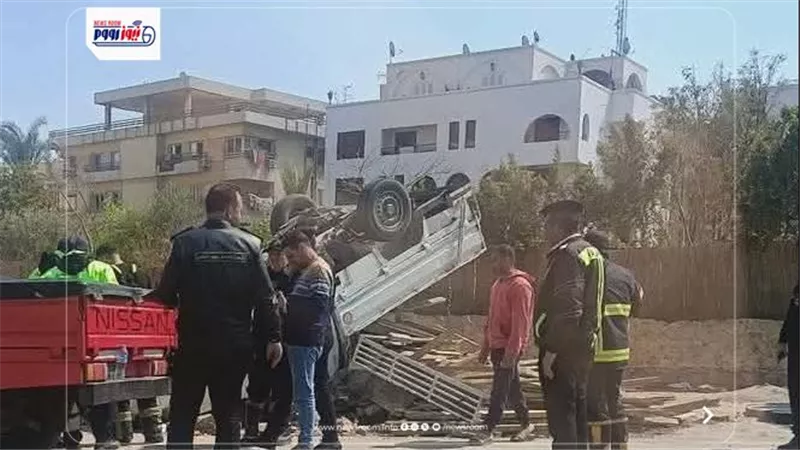 إصابة قائد سيارة نصف نقل في انقلاب مفاجئ أعلى الكورنيش الجديد بالمقطم