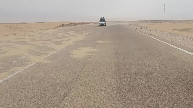محافظ أسيوط يعلن إعادة فتح طريق ديروط – الفرافرة بعد إزالة الرمال