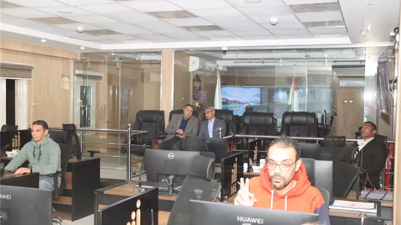 محافظ بني سويف يتابع ميدانيًا تطبيق قرار غلق المحال التجارية