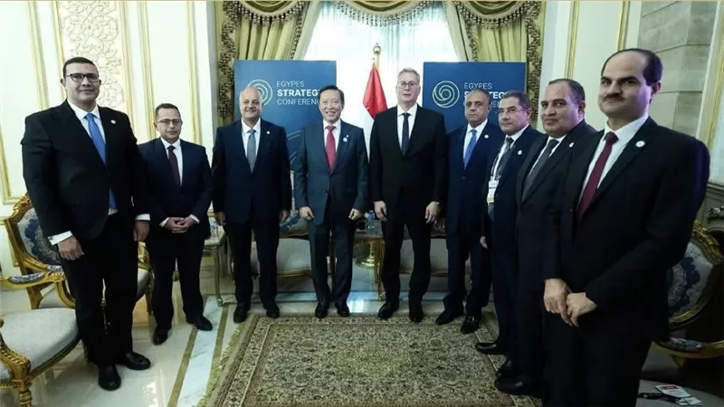 وزير البترول يبحث خطط توسع شركة 