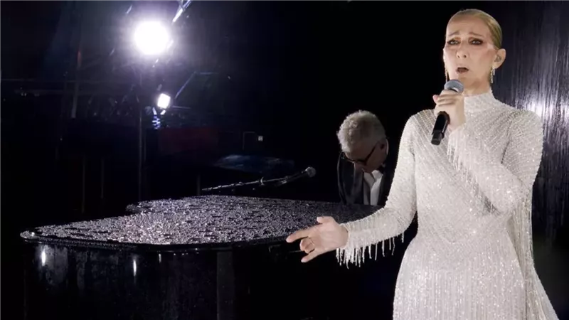 بعد انقطاع طويل بسبب متلازمة الشخص المتصلب.. سيلين ديون تعود إلى الغناء 