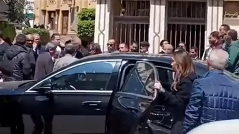 الظهور الأول لشاهيناز النجار زوجة المهندس أحمد عز بجنازة والدته |صور