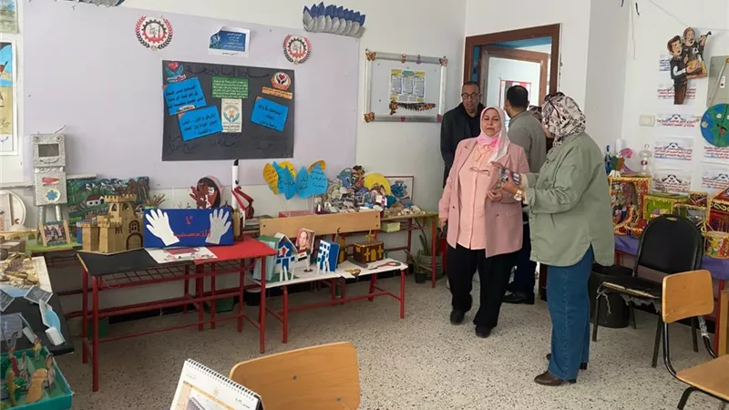 وكيل وزارة التعليم تتابع انتظام الدراسة وتؤكد المعلم أساس الانضباط 